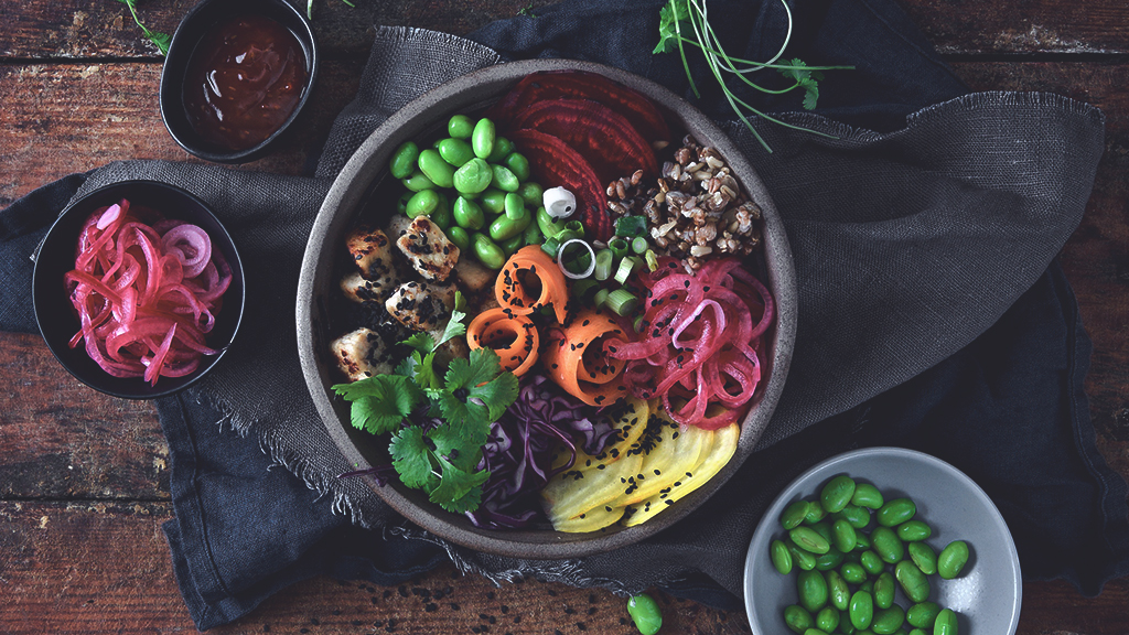 Poke bowl veggie, trio de quinoa et pickles de légumes - Priméal
