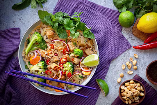 Vegetarisk wokade nudlar med Quorn‑bitar och färska grönsaker i wokpanna