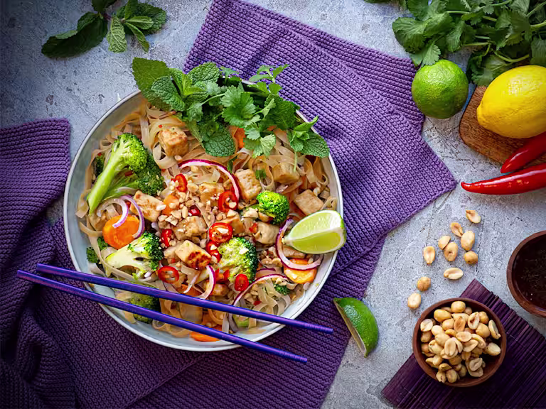 Vegetarisk wokade nudlar med Quorn‑bitar och färska grönsaker i wokpanna