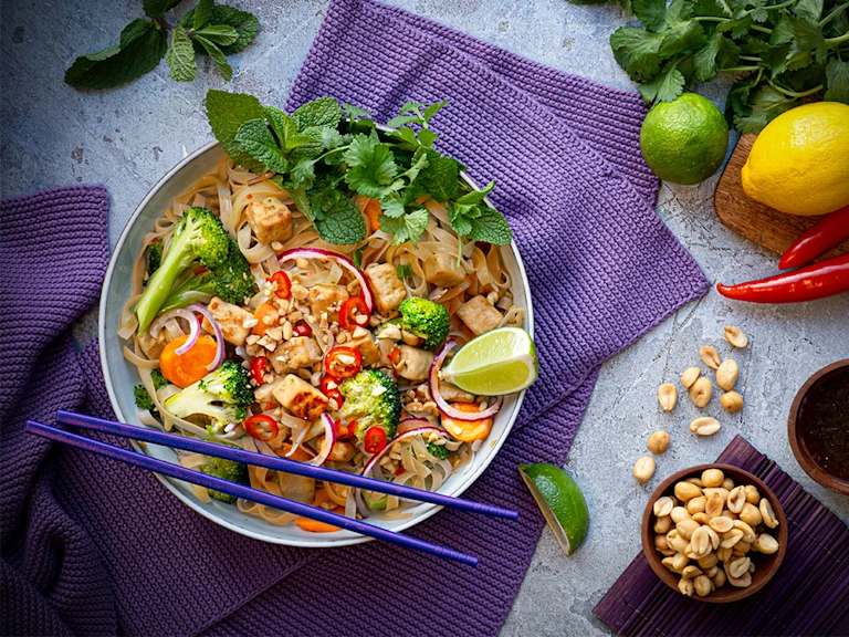 Vegetarisk wokade nudlar med Quorn‑bitar och färska grönsaker i wokpanna