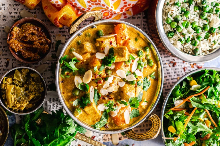 A vegan korma made with Quorn Vegan Pieces and a variety of vegetables topped with sliced almonds and coriander.