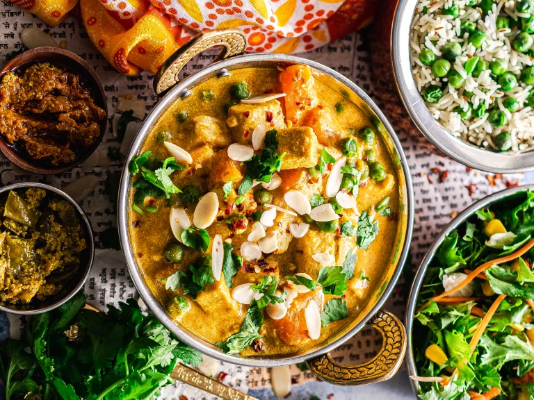 A vegan korma made with Quorn Vegan Pieces and a variety of vegetables topped with sliced almonds and coriander.