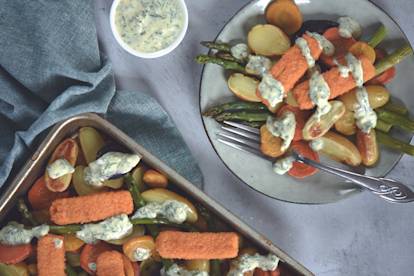 Traybake met Quorn fish-free sticks en kleurrijke groenten