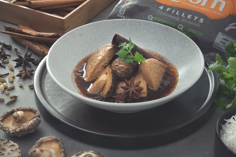 Braised Quorn fillets with mushroom in soy sauce recipe image