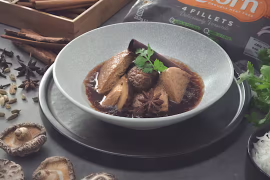 Braised Quorn fillets with mushroom in soy sauce recipe image