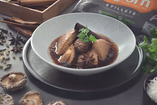 Braised Quorn fillets with mushroom in soy sauce recipe image