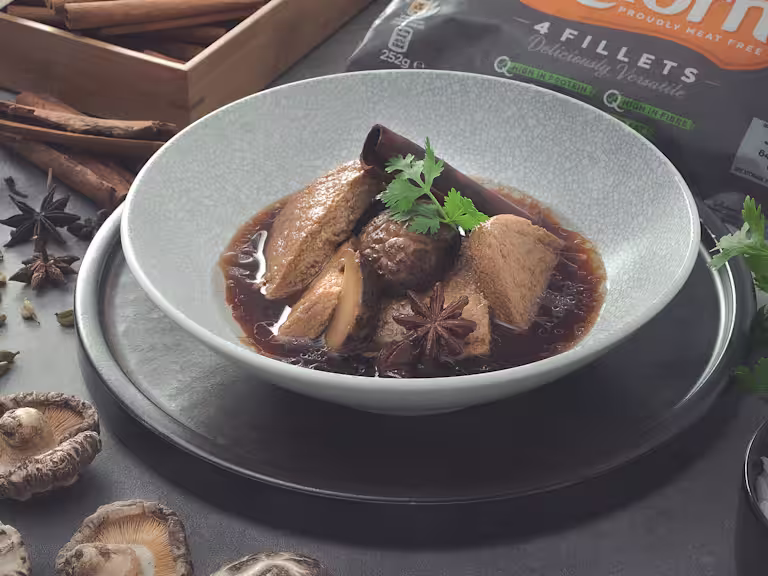Braised Quorn fillets with mushroom in soy sauce recipe image
