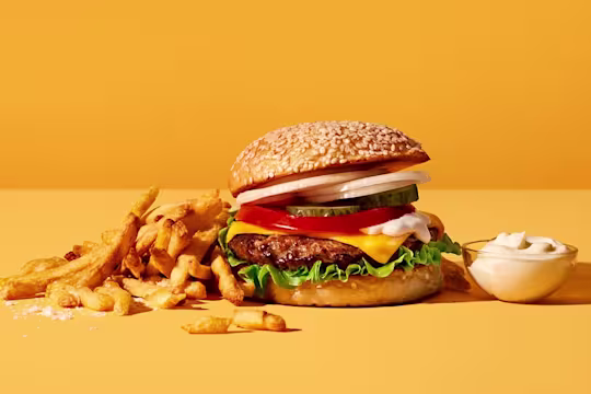 Quorn Vegetarisk cheeseburgare som visar fyllningen och pommes frites