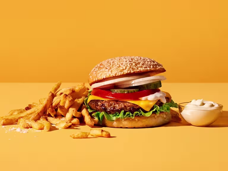 Quorn Vegetarisk cheeseburgare som visar fyllningen och pommes frites