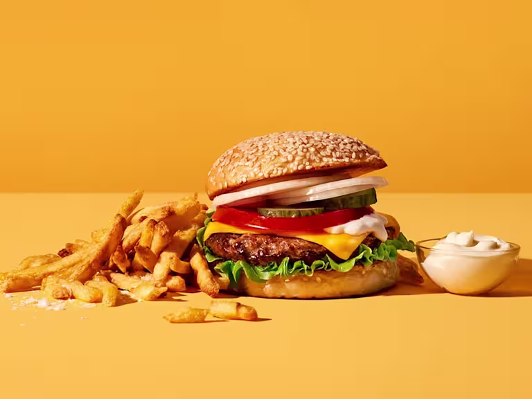 Quorn Vegetarisk cheeseburgare som visar fyllningen och pommes frites