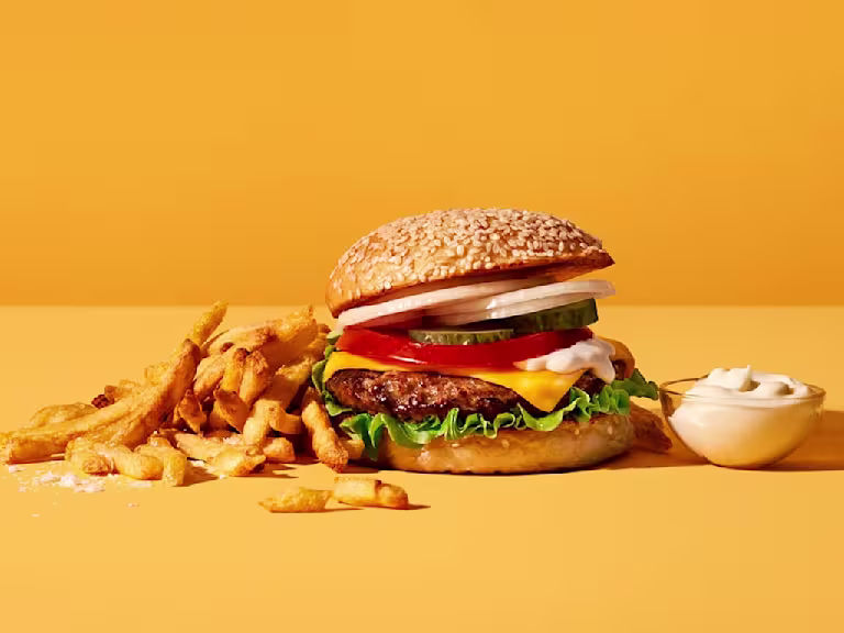 Quorn Vegetarisk cheeseburgare som visar fyllningen och pommes frites