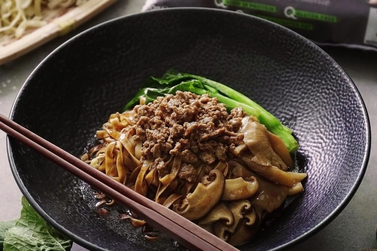 Braised Mee Pok with Quorn Meat Free Mince and Mushroom