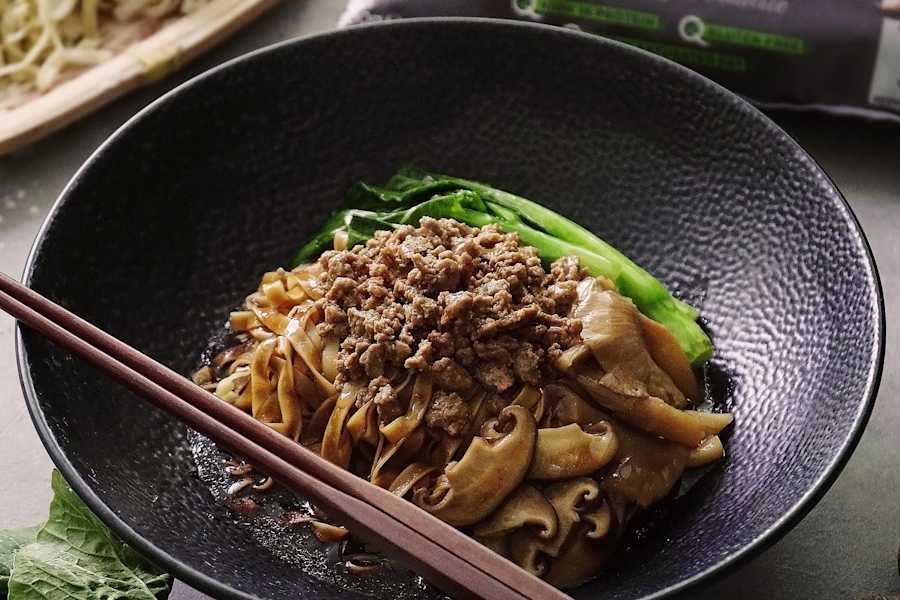 Braised Mee Pok with Quorn Meat Free Mince and Mushroom Recipe | Quorn SG