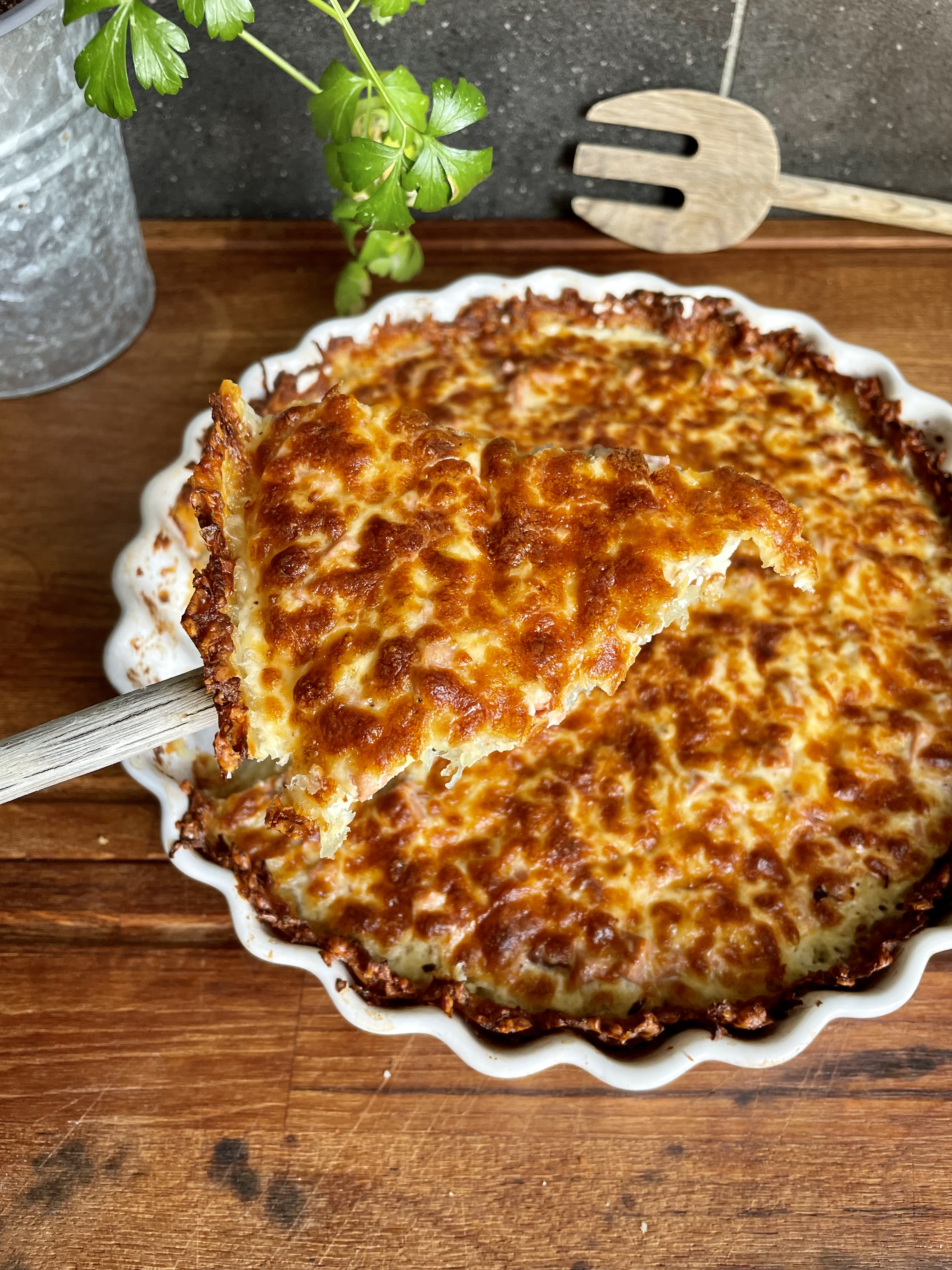 Vegetarisk paj med Quorn Roast i en vit pajform på en träbänkskiva. 