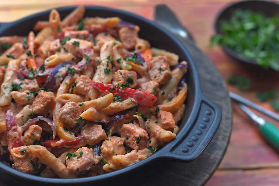 Easy Vegetarian & Meat Free One-Pot Fajita Pasta Recipe | Quorn