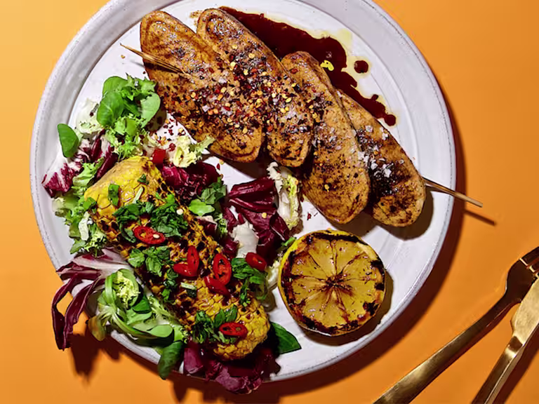 Quorn kycklingfiléer marinerade och serverade tillsammans med grillad majs och sallad.