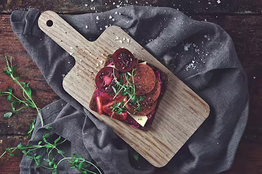 Tomat- och rödbetsmacka med vegansk pepperoni