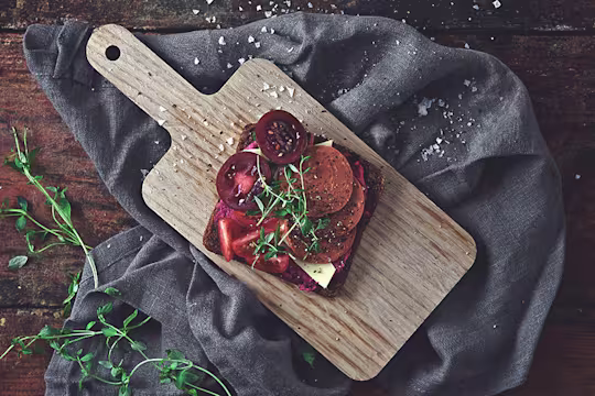 Tomat- och rödbetsmacka med vegansk pepperoni