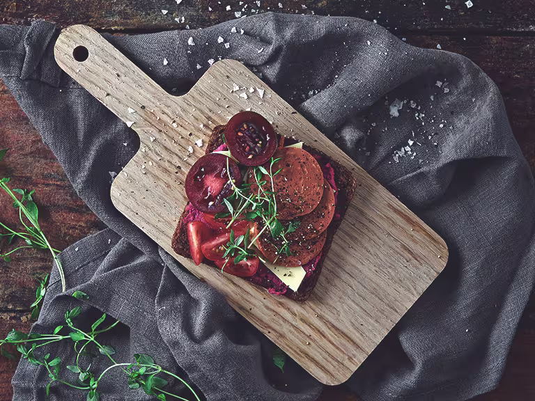 Tomat- och rödbetsmacka med vegansk pepperoni