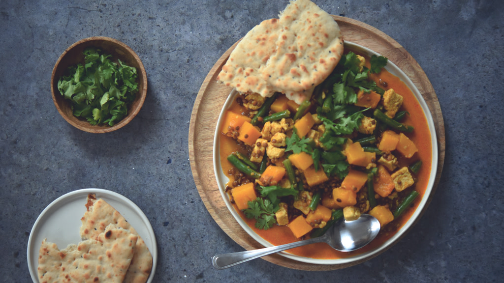 Yellow Lentil Curry with Quorn Pieces and Naan Bread | Quorn