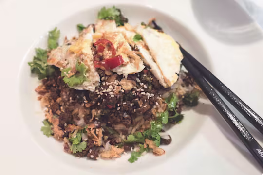 Vegetarisk yakiniku serveras med ätpinnar