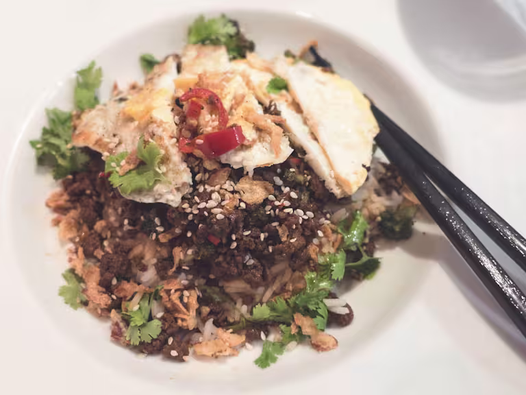 Vegetarisk yakiniku serveras med ätpinnar