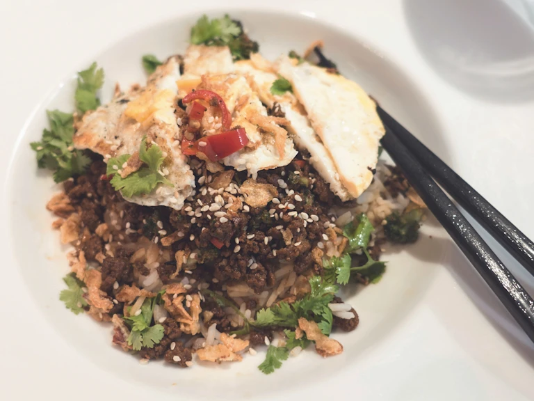 Vegetarisk yakiniku serveras med ätpinnar