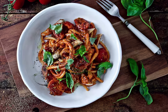 Lakto-Ovo-vegetarisk pasta bolognese med basilika & vegogrädde