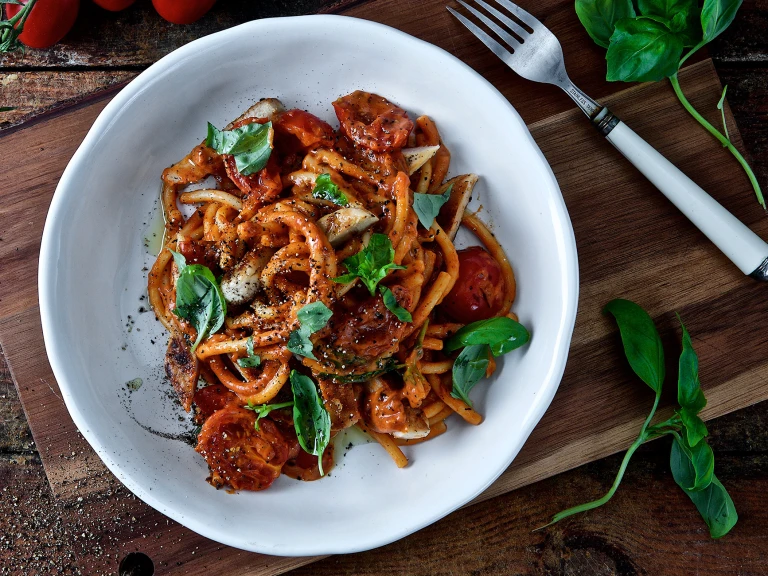 Lakto-Ovo-vegetarisk pasta bolognese med basilika & vegogrädde