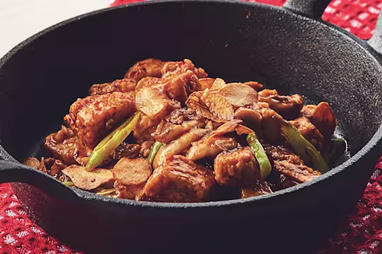 Quorn Meat-Free Salpicao displaying the Quorn Vegetarian Chicken Pieces served in a dark pan.