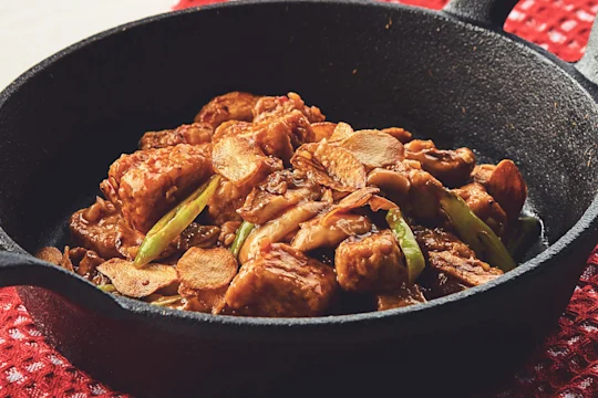 Quorn Meat-Free Salpicao displaying the Quorn Vegetarian Chicken Pieces served in a dark pan.