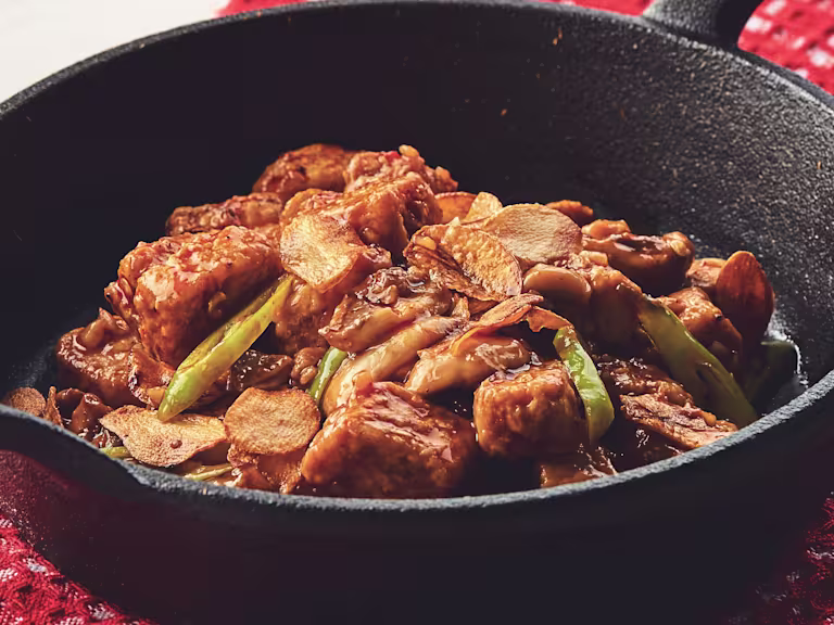 Quorn Meat-Free Salpicao displaying the Quorn Vegetarian Chicken Pieces served in a dark pan.
