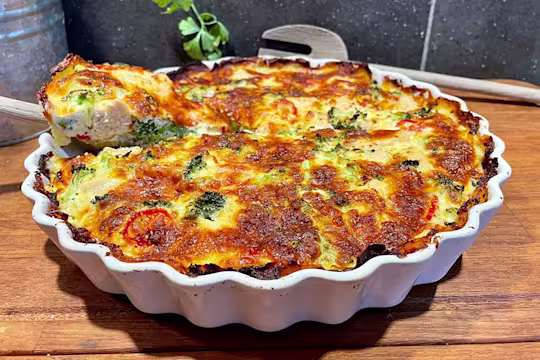 Vegetarisk smashed potatispaj med Quorn, broccoli och smält ost i en gratängform