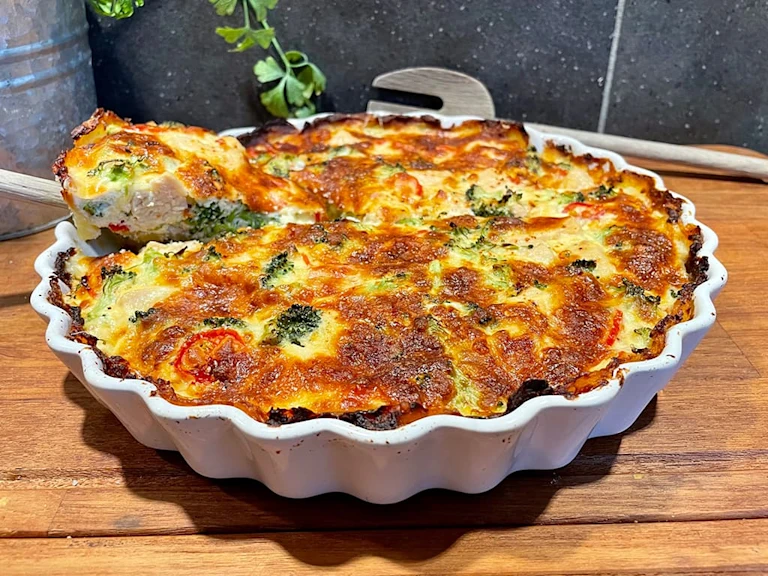 Vegetarisk smashed potatispaj med Quorn, broccoli och smält ost i en gratängform
