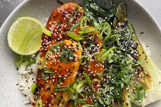 Sriracha rice bowl with Quorn Fillets in a bowl