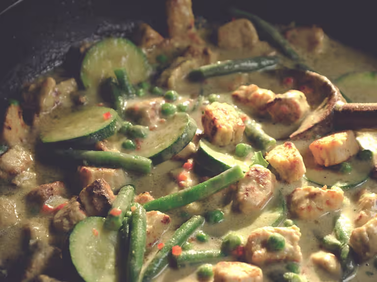 Ovo vegetarisk Thaigryta med grön curry och Quorn