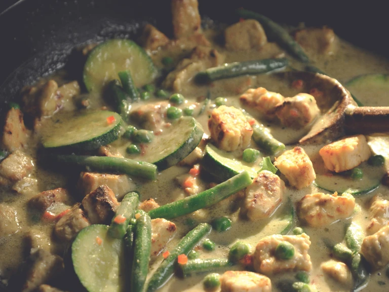 Ovo vegetarisk Thaigryta  med grön curry och Quorn