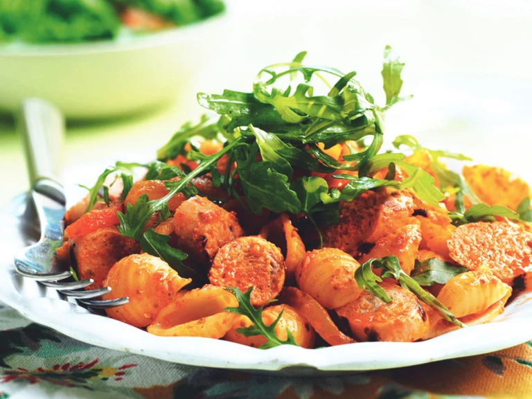 A shell pasta salad with Quorn Sausages, peppers, and rocket.