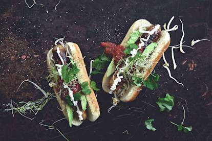 Quorn Bratwurst med avokado, salsa och färsk koriander