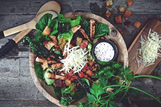 Vegetarisk caesarsallad med filéer och bacon