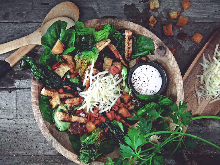 Vegetarisk caesarsallad med filéer och bacon