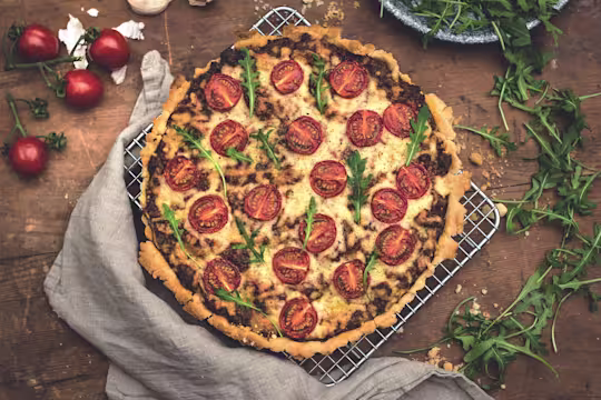 Tacopaj med Quorn fräsch ur ugnen serverad med tomater och ruccola.