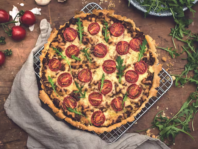 Tacopaj med Quorn fräsch ur ugnen serverad med tomater och ruccola.