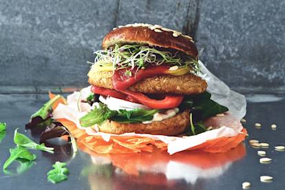 Veganer Schnitzel-Cheeseburger
