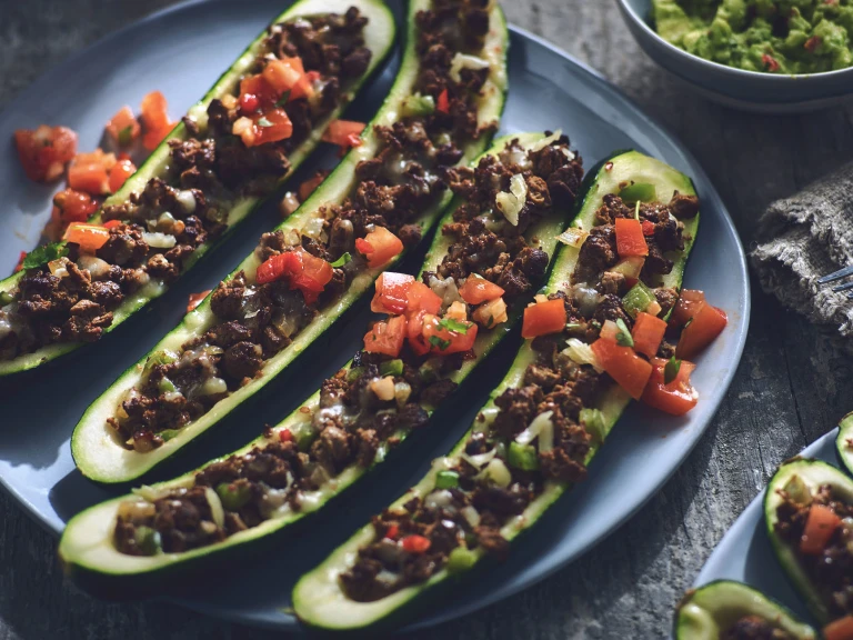 Stuffed Courgettes Gefüllte Zucchetti mit Salsa Mexicana und Guacamole