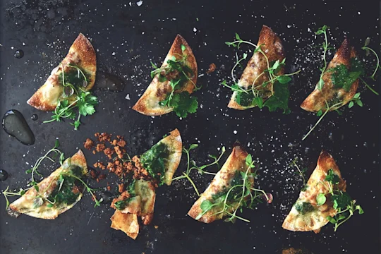 Mini baked pierogi made of phyllo dough and filled with Quorn Mince.