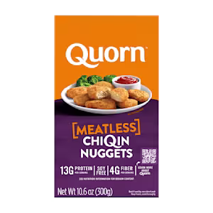 A box of Quorn Meatless Nuggets showing the plates product and information on an orange and charcoal background.