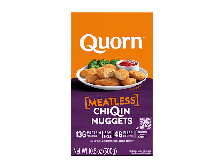 A box of Quorn Meatless Nuggets showing the plates product and information on an orange and charcoal background.