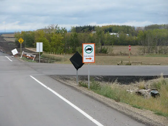 GRANDE PRAIRIE, AB – EQUIPMENT DELIVERY AND PICK UP - Loading Area Information - Truck Entrance 2