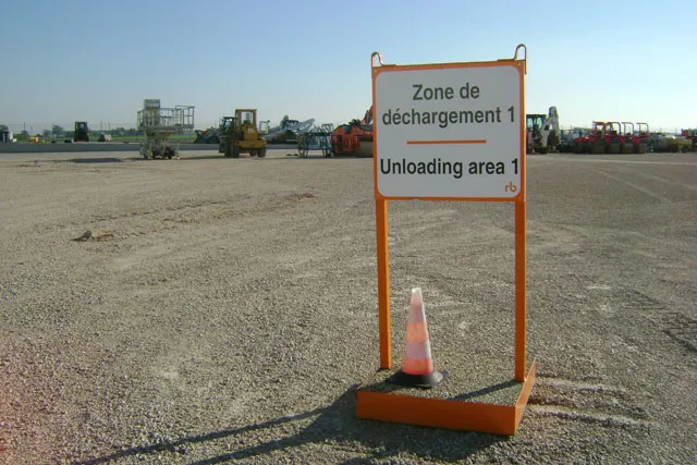 St Aubin sur Gaillon, FRA: Equipment Delivery and Pick Up - Loading Area Information - Unloading Dock 1 6